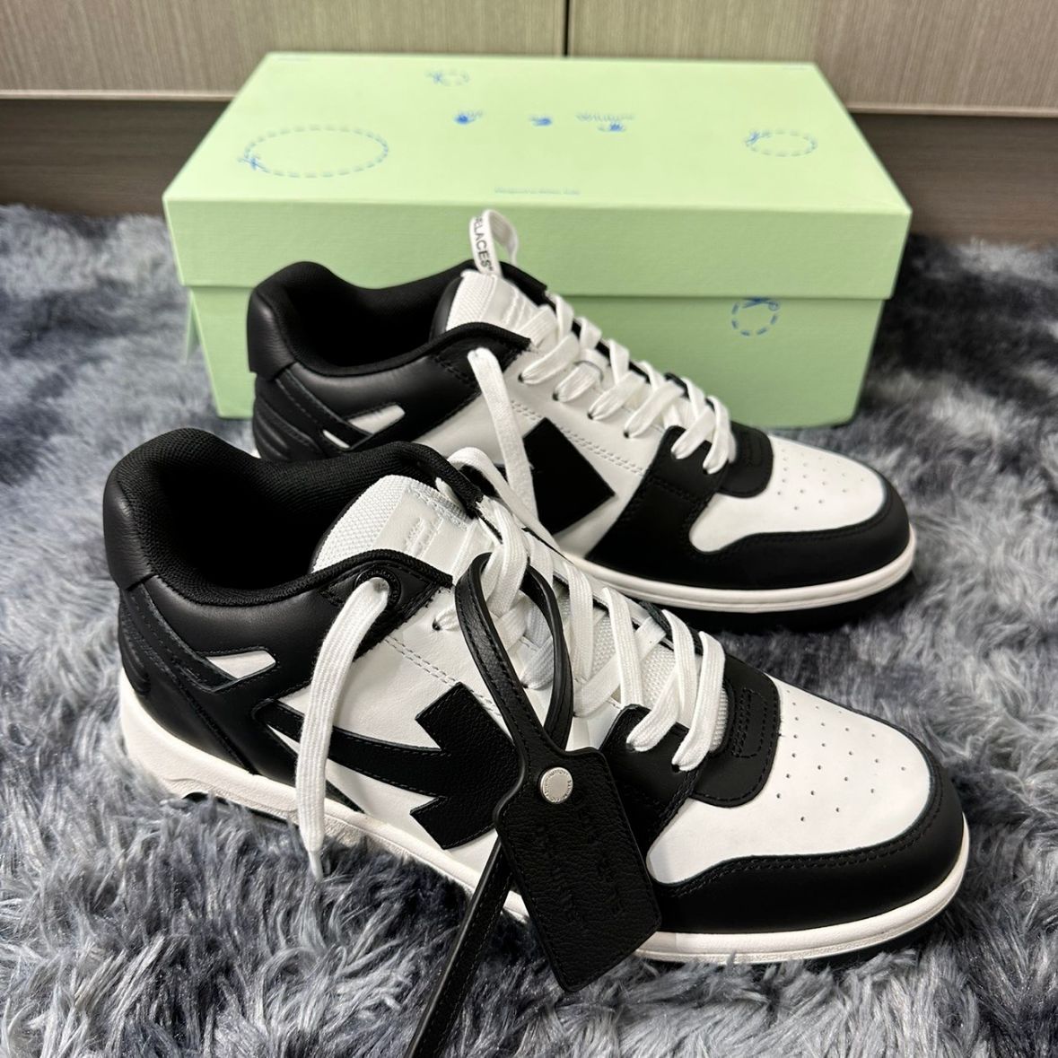 Arrow Leather Sneakers